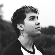 Diseñador gráfico con conocimiento en Photoshop e illustrator